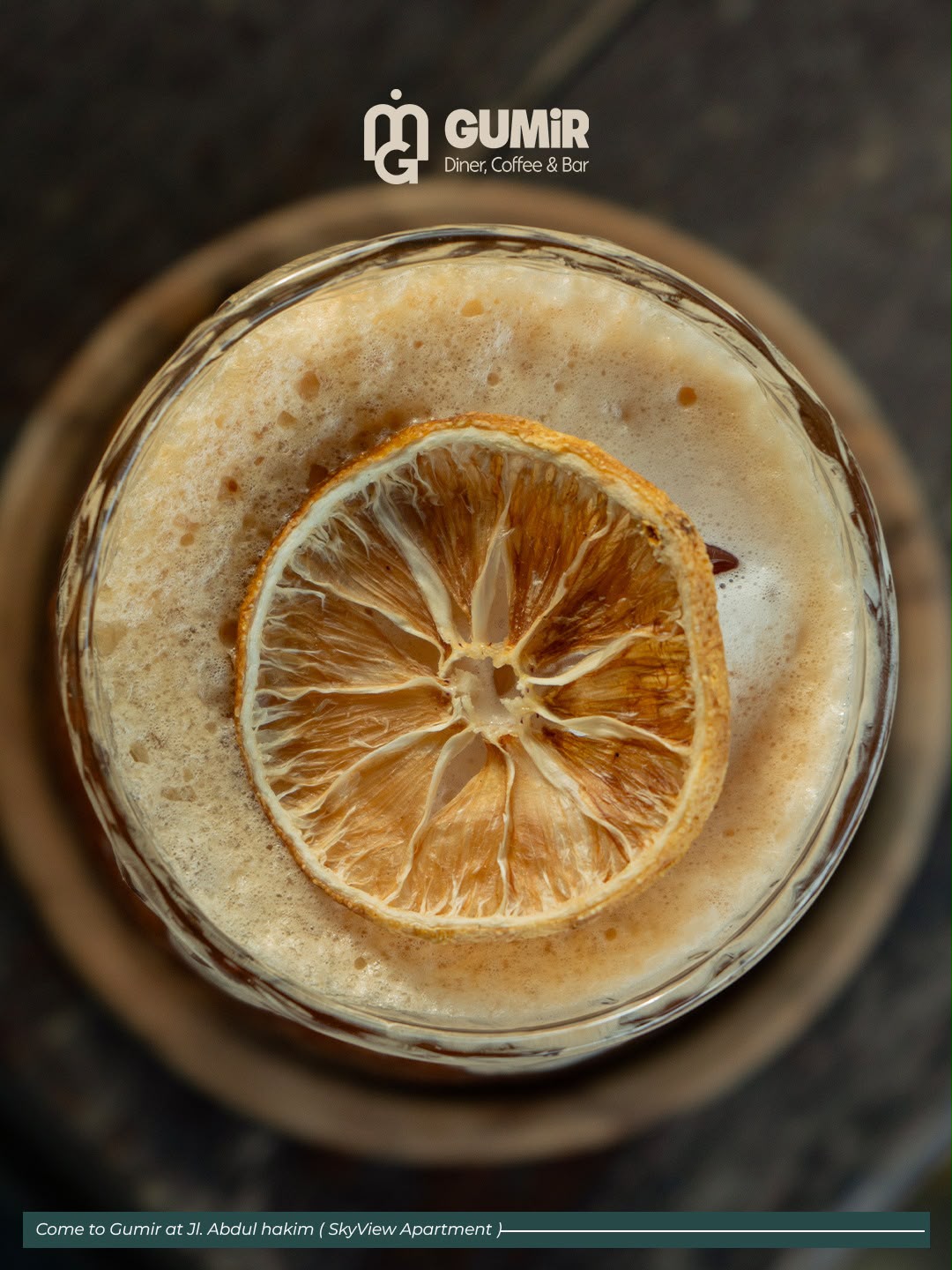 Kopi dingin dengan irisan lemon kering