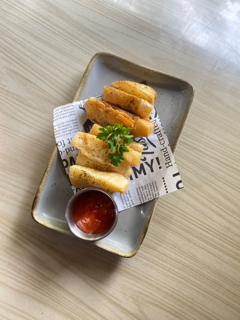 Cassava fries dengan saus sambal